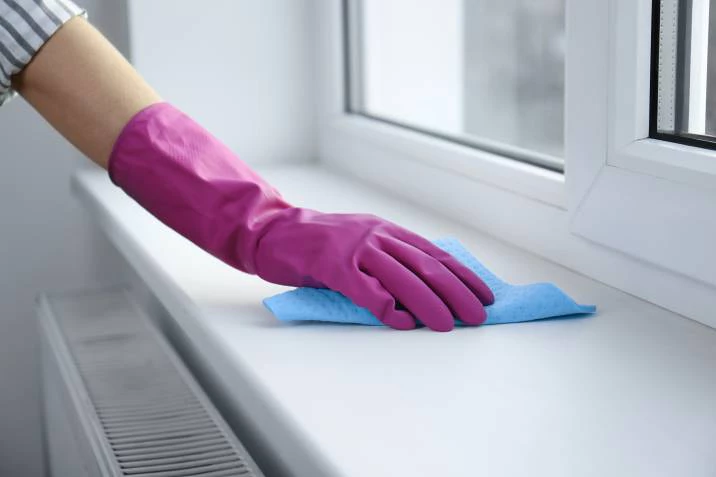 Are there any tips to improve the effectiveness and safety of cleaning windows and windowsills ?
